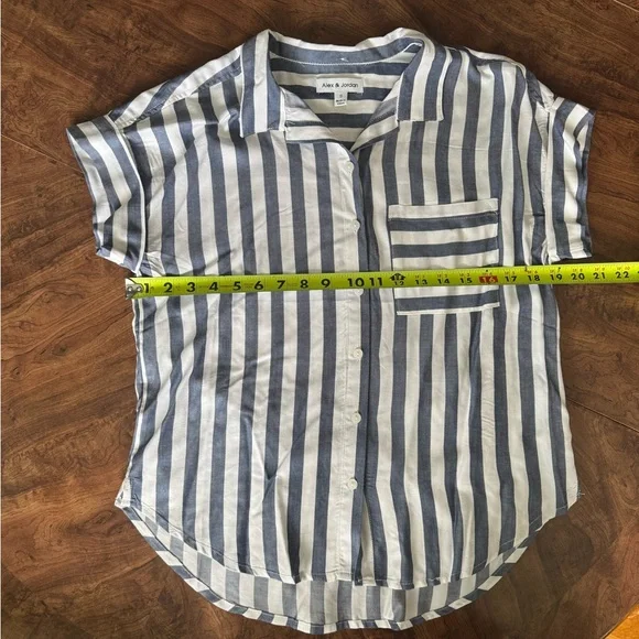 Alex & Jordan Blue & White Striped Button-Up Short Sleeve Shirt Women’s S NWOT - Picture 5 of 11